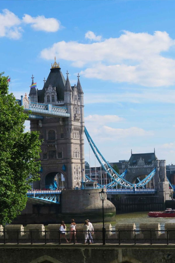 london bridge tourist picture
