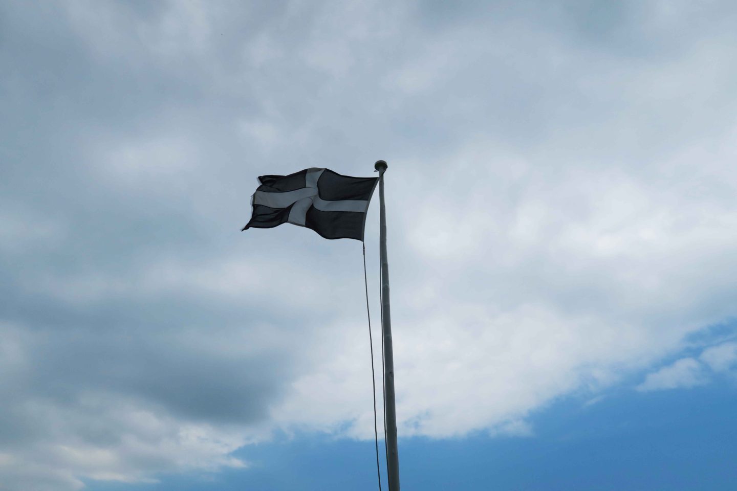 cornish flag flying above st miachel's mount in cornwall