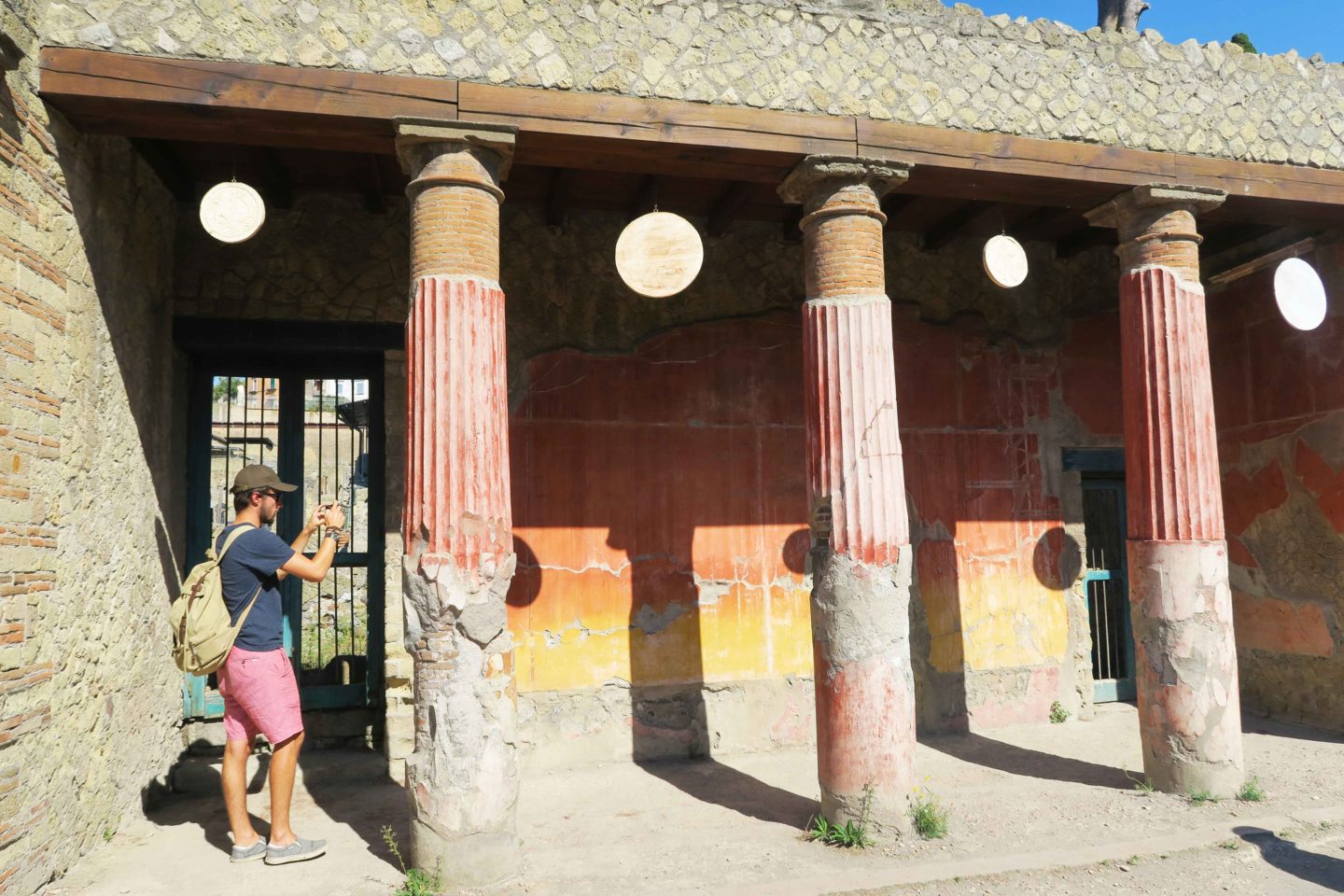 herculaneum red pillars of building