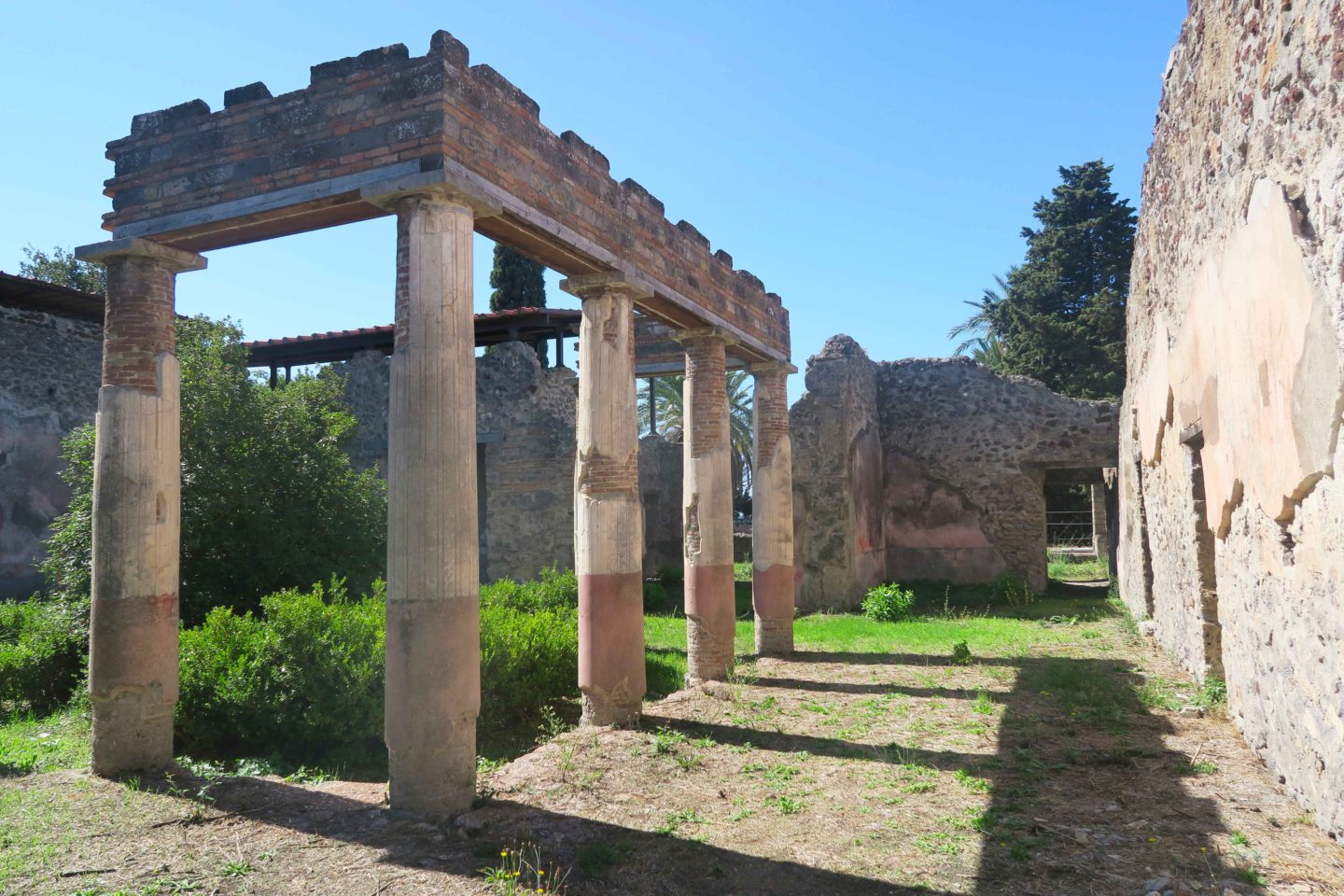 pompeii building ruins in italy