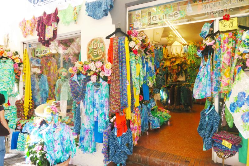 positano colourful clothing shop un the town