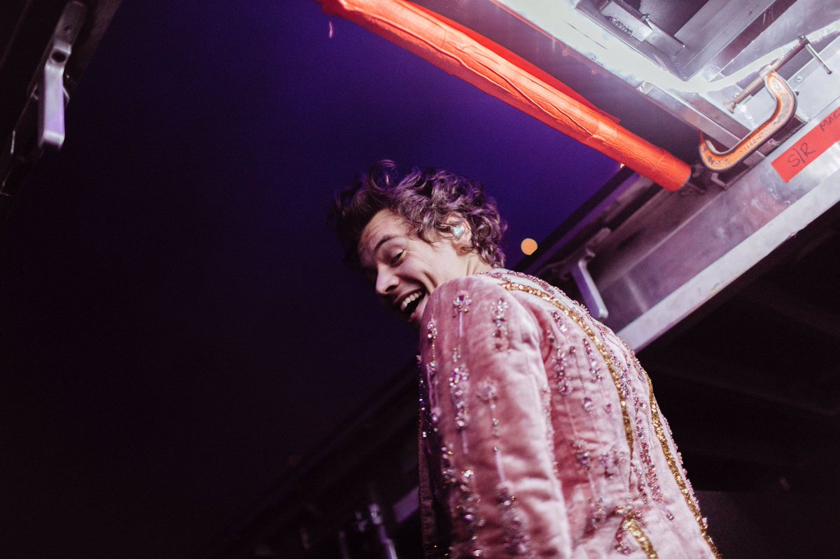harry styles in a pink suite at the O2 in london