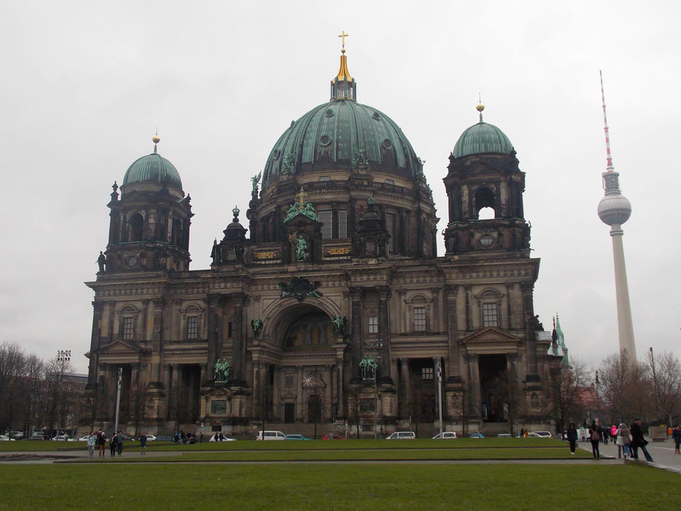 berlin cathedral in the day