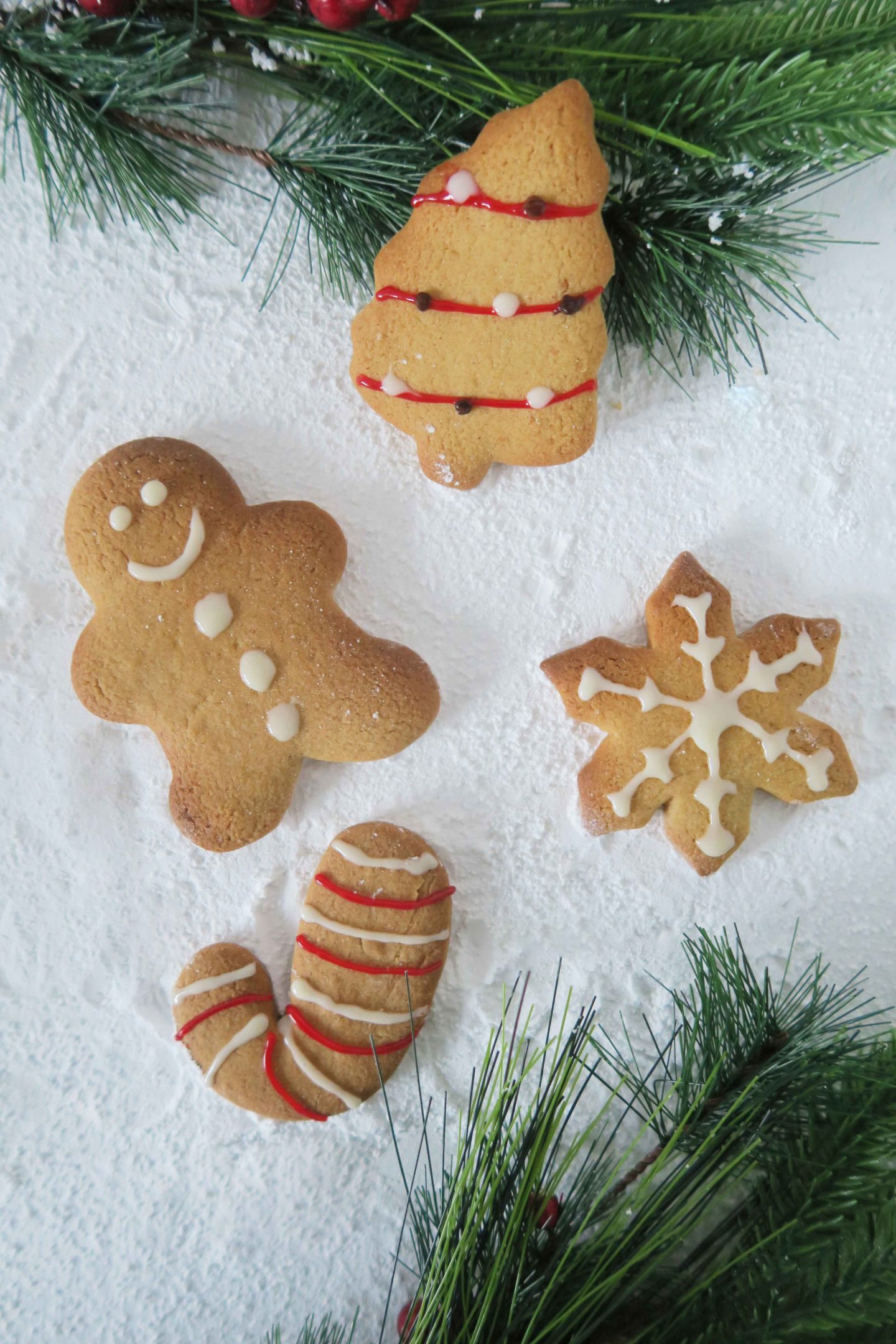 christmas-gingerbread-cookies-decorated