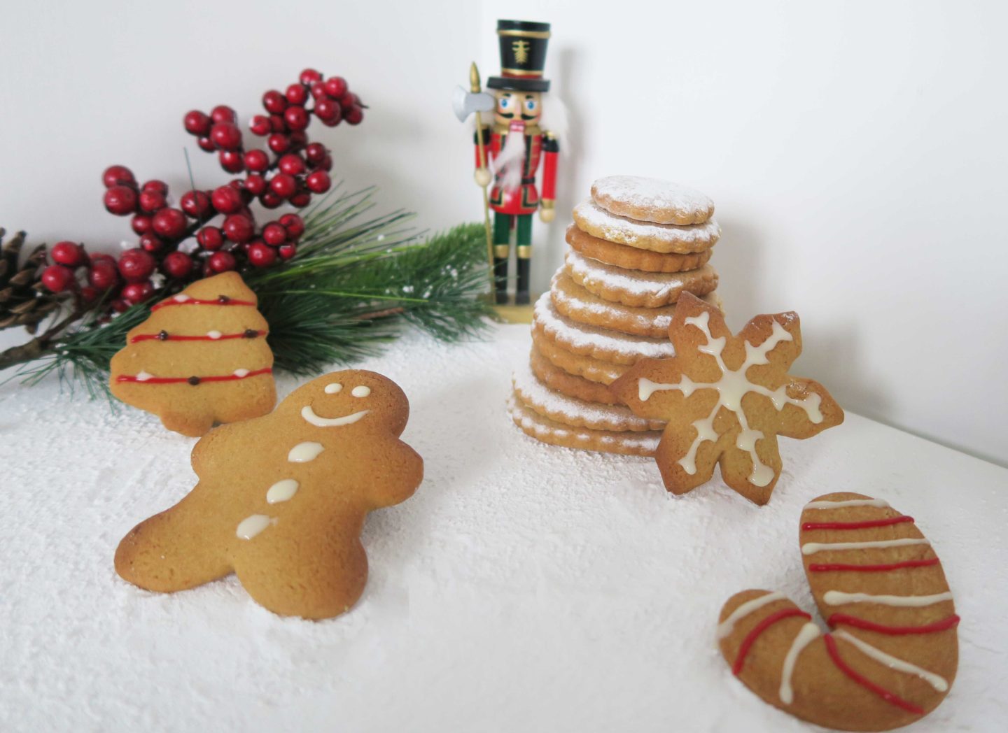 christmas-gingerbread-biscuits-decorated